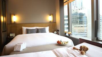 Family Oda | Odada kasa, masa, güneşlik/perde, ses yalıtımı