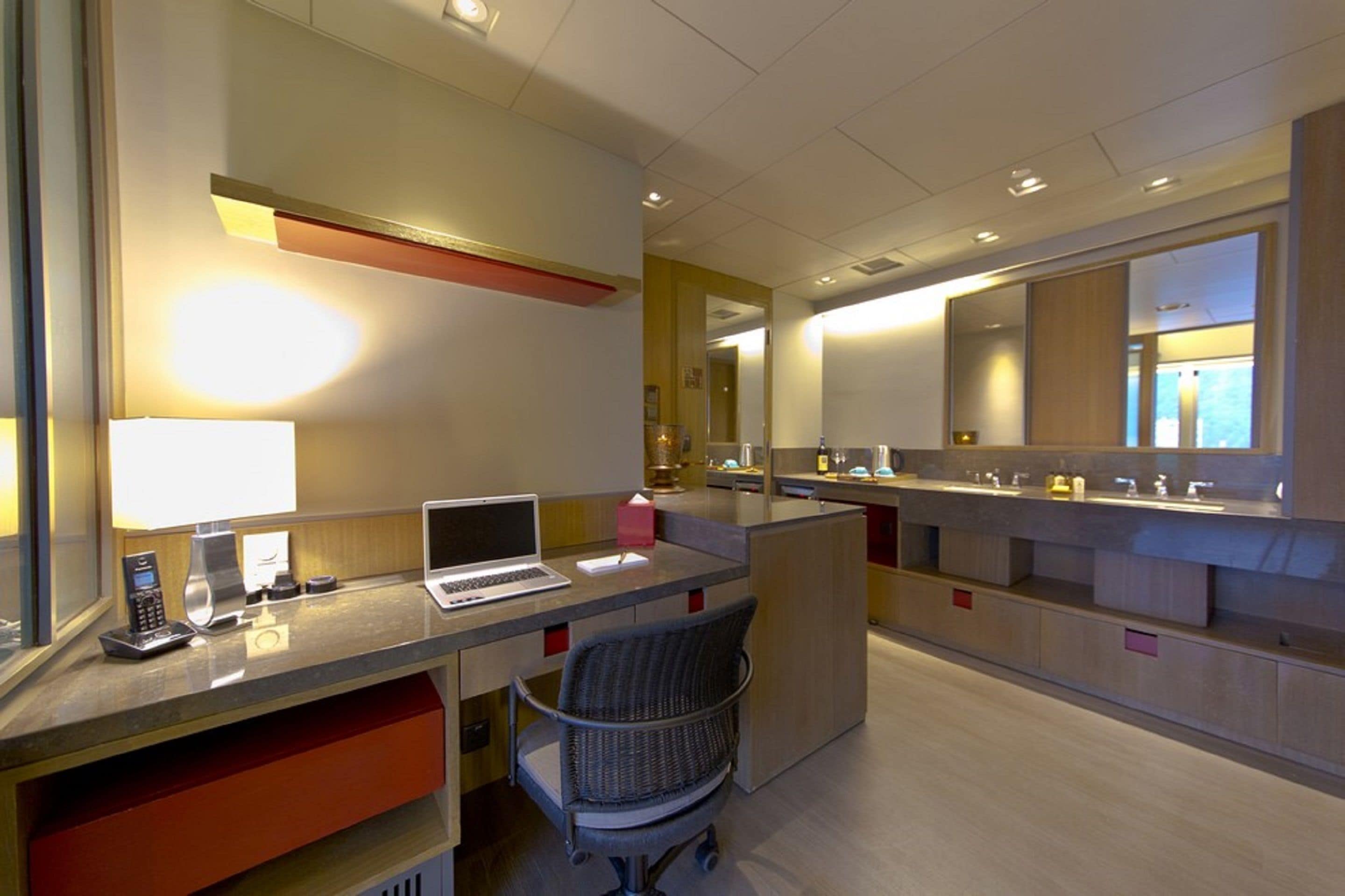 king suite mountain view | in-room safe, desk, blackout curtains, soundproofing