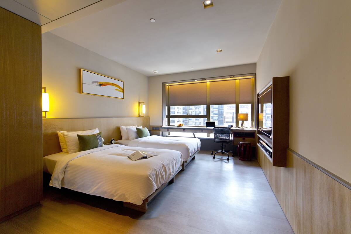 Deluxe Twin Room | In-room safe, desk, blackout drapes, soundproofing