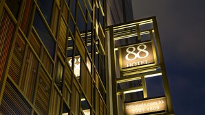 A hotel sign with the number 88 and the website 88hotels.com.hk. - Wanchai 88 Hotel (Hong Kong)