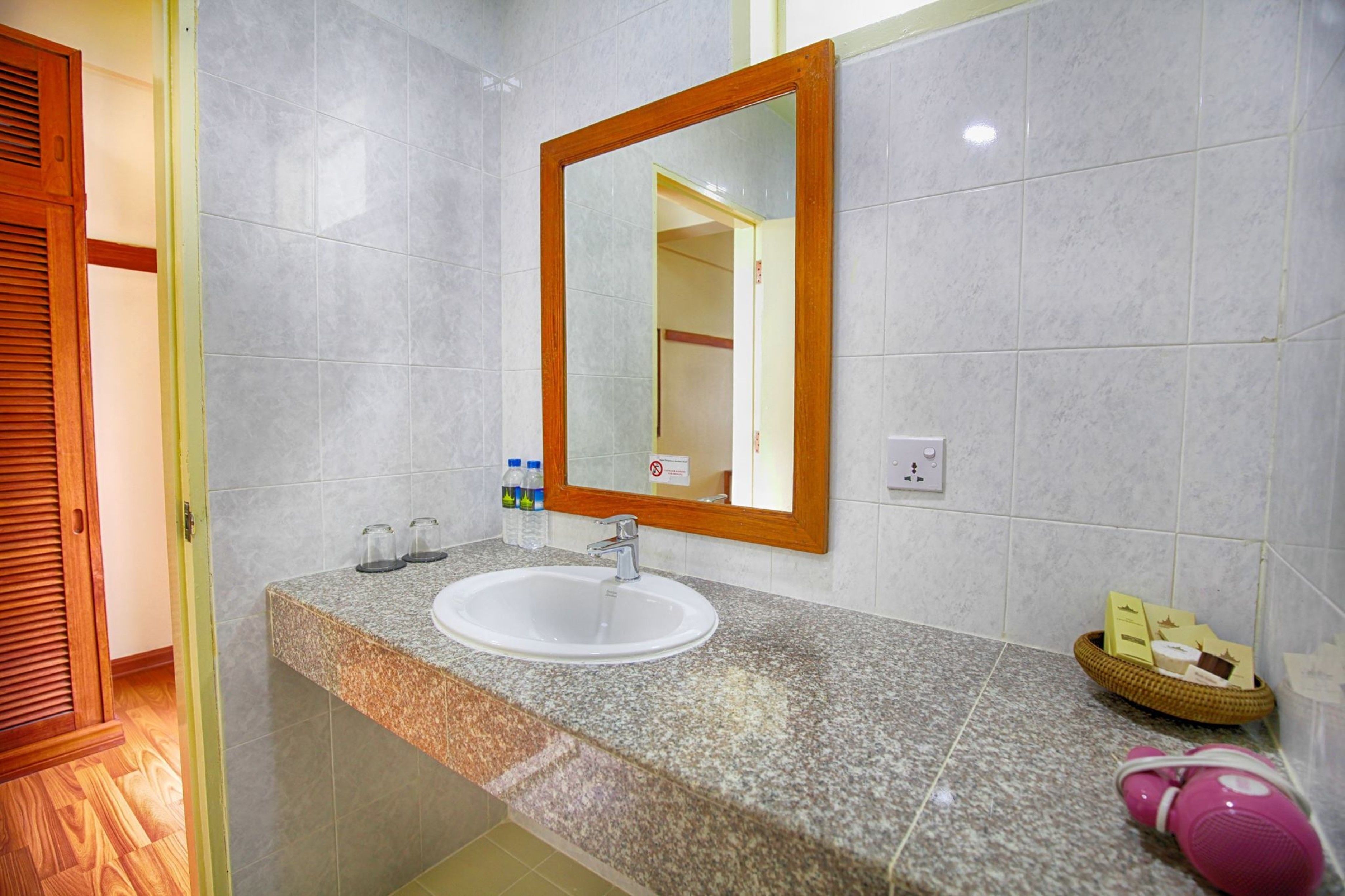 standard room | bathroom sink