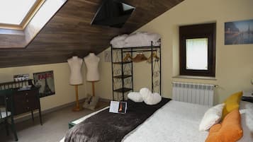 Quarto casal superior, banheiro privativo, vista para o jardim (Hb Db Superior)