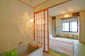 Deluxe-rum (Japanese) | Sängtillbehör av högsta kvalitet och värdeförvaringsskåp på rummet