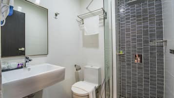 Premier-Zweibettzimmer | Badezimmer | Dusche, kostenlose Toilettenartikel, Haartrockner, Bidet