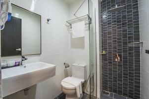 Premier Twin | Bathroom | Shower, free toiletries, hair dryer, bidet