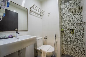 Standard Room | Bathroom | Shower, free toiletries, hair dryer, bidet - InHotel Inanam Kota Kinabalu (Kota Kinabalu)