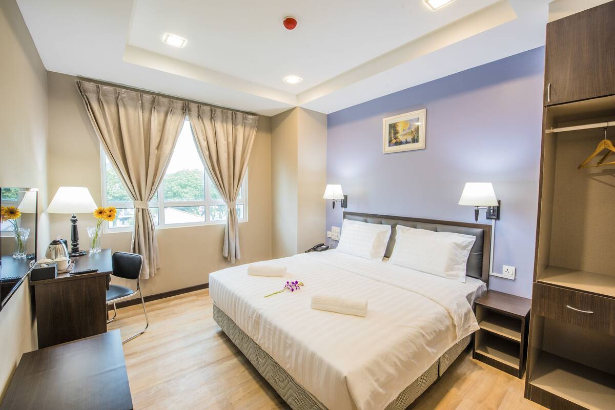 Premier Double | Desk, iron/ironing board, rollaway beds, free WiFi