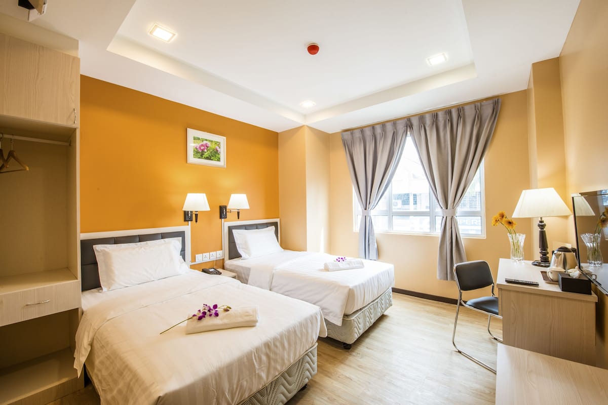 Premier Twin | Desk, iron/ironing board, rollaway beds, free WiFi