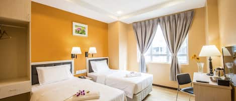 Habitación Premier con 2 camas individuales | Escritorio, tabla de planchar con plancha, camas extra y wifi gratis