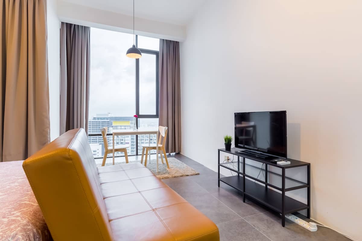 Studio Suite | Living area | 32-inch flat-screen TV with cable channels, LED TV