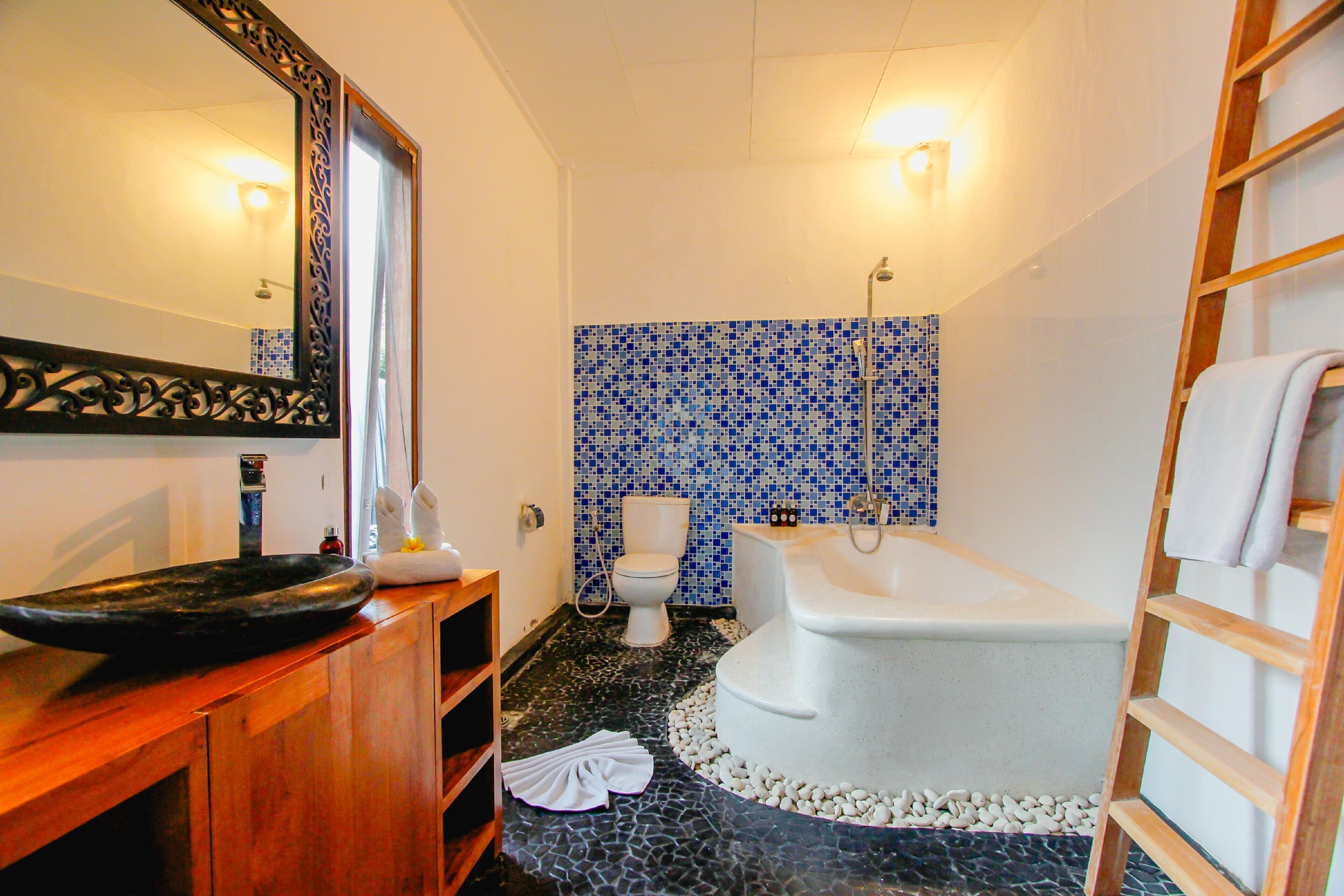 Un baño con bañera, inodoro y lavabo.