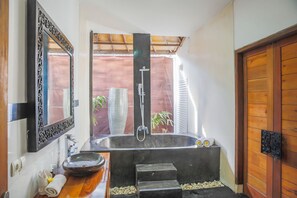 Rainfall showerhead, free toiletries, hair dryer, towels - Villa Bali Caviar (Seminyak)