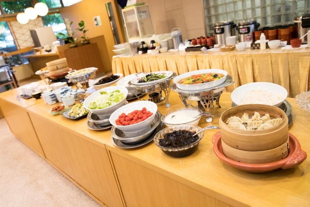 Ein reichhaltiges Buffet mit verschiedenen Speisen und Beilagen.