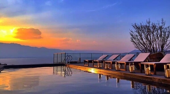 2 albercas al aire libre