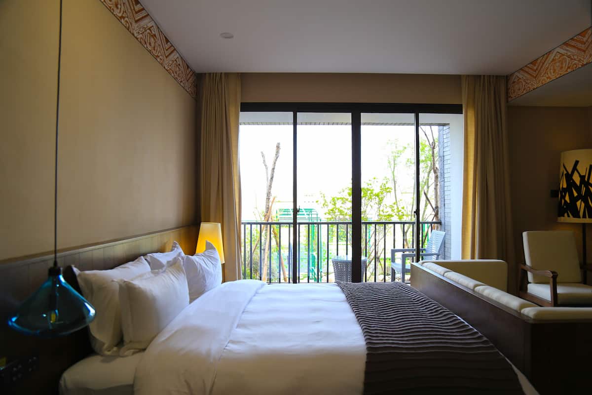Garden View Room | Minibar, in-room safe, desk, blackout curtains