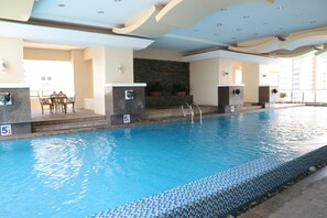 Indoor pool - Sea Pearl Manila Suites (Manila)
