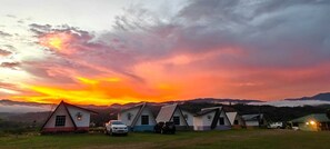 Comfort Cabin | Pillowtop beds, iron/ironing board, free WiFi - Tandarason Resort & Country Club (Tambunan)