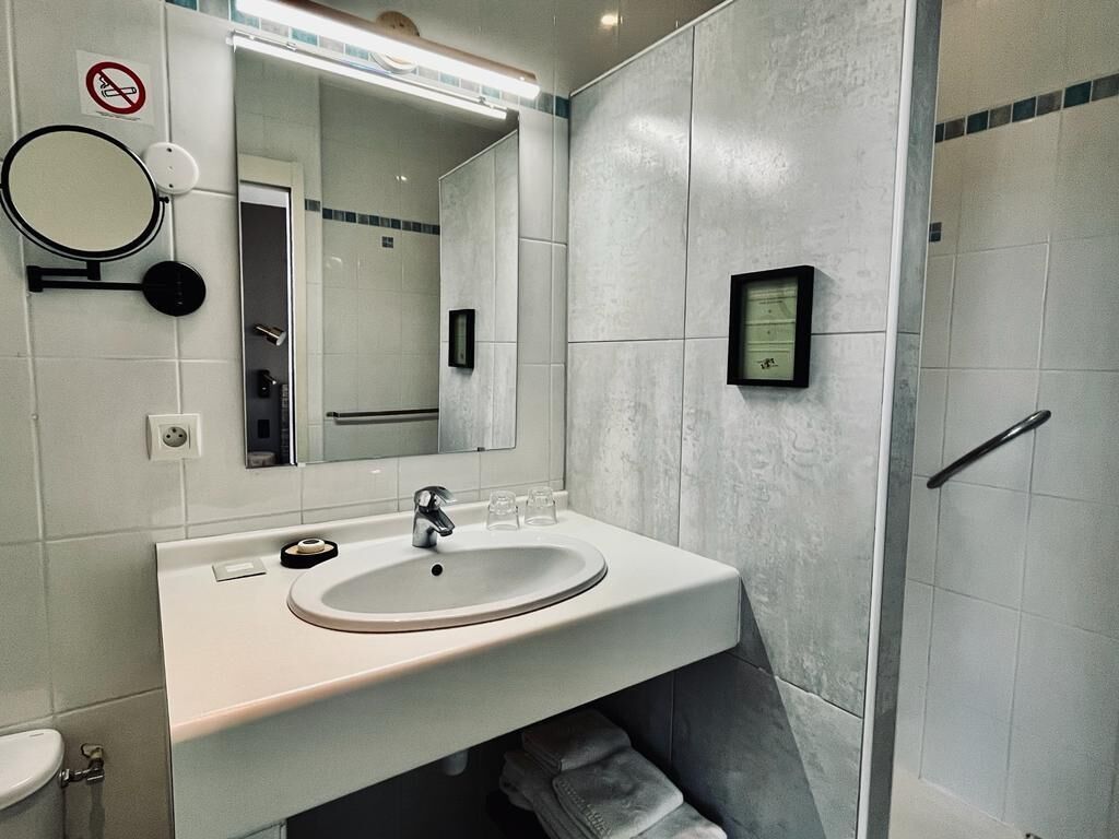 deluxe double room, 1 bedroom | bathroom | free toiletries, hair dryer, towels