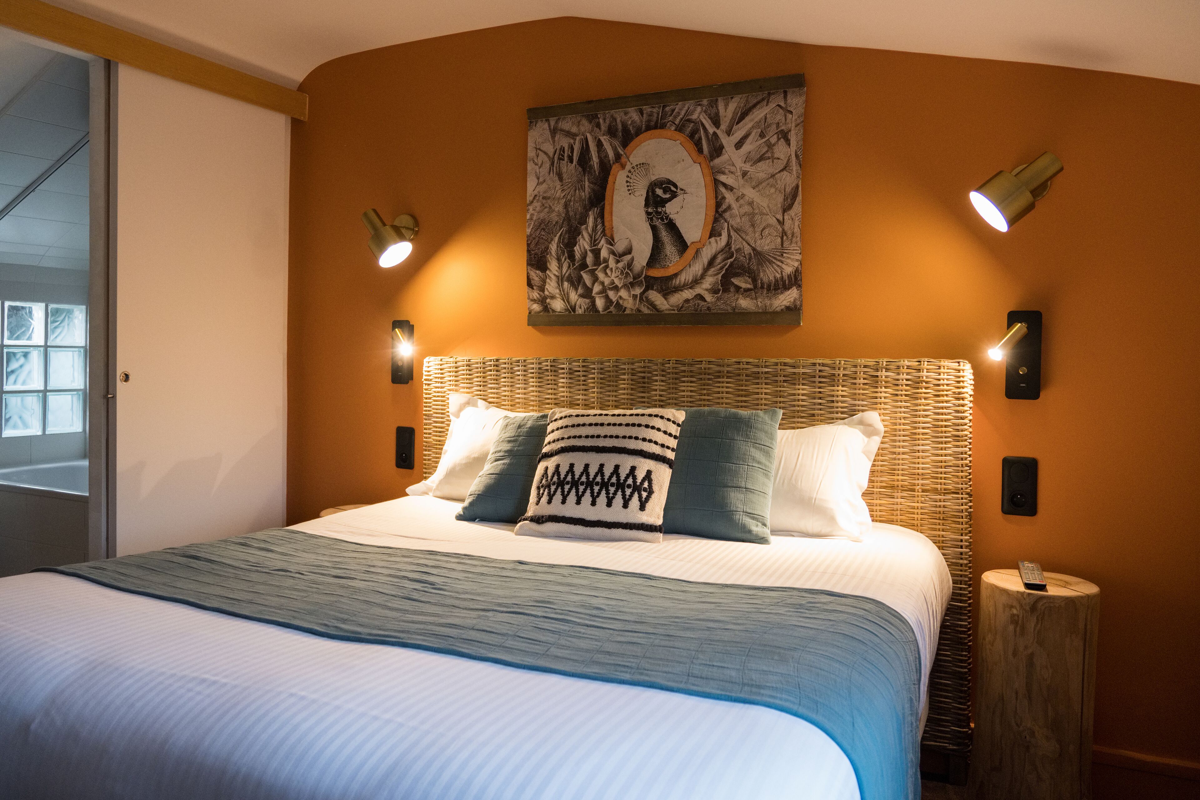 comfort room | premium bedding, in-room safe, desk, laptop workspace