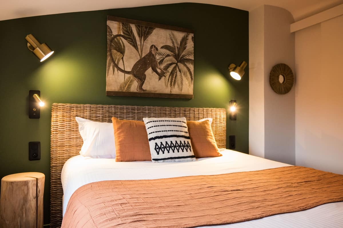 comfort room | premium bedding, in-room safe, desk, laptop workspace