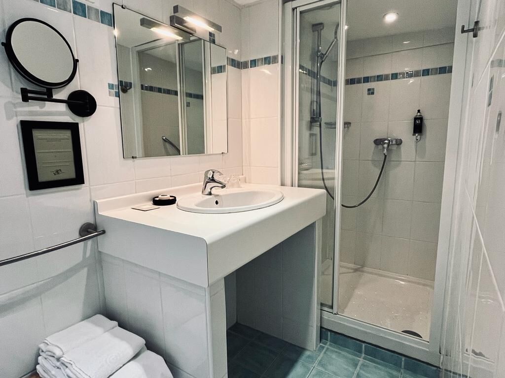 junior suite, 1 bedroom | bathroom | free toiletries, hair dryer, towels