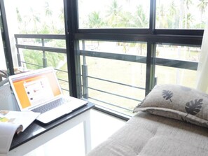 Studio | Item bar mini percuma, peti besi dalam bilik, langsir/tirai gelap terus 