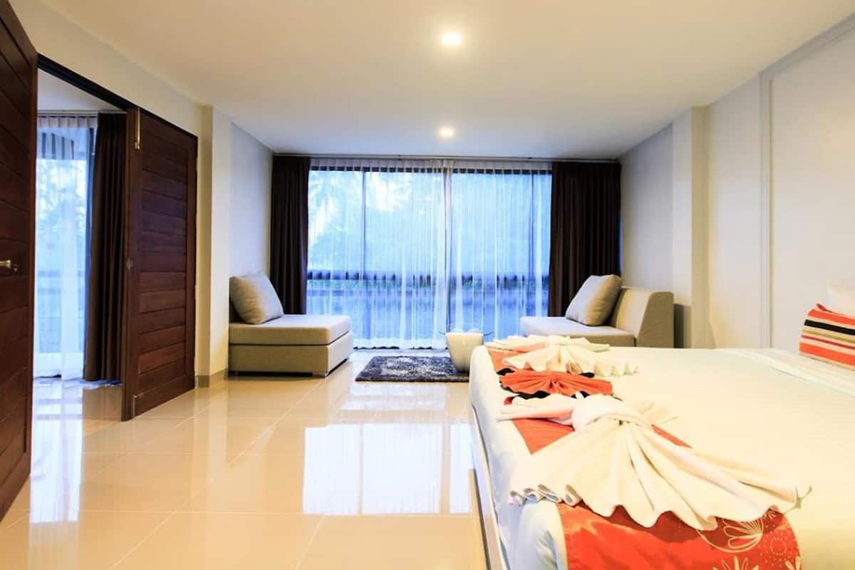 2 Bedrooms | Artículos del minibar gratis y caja de seguridad en la habitación
