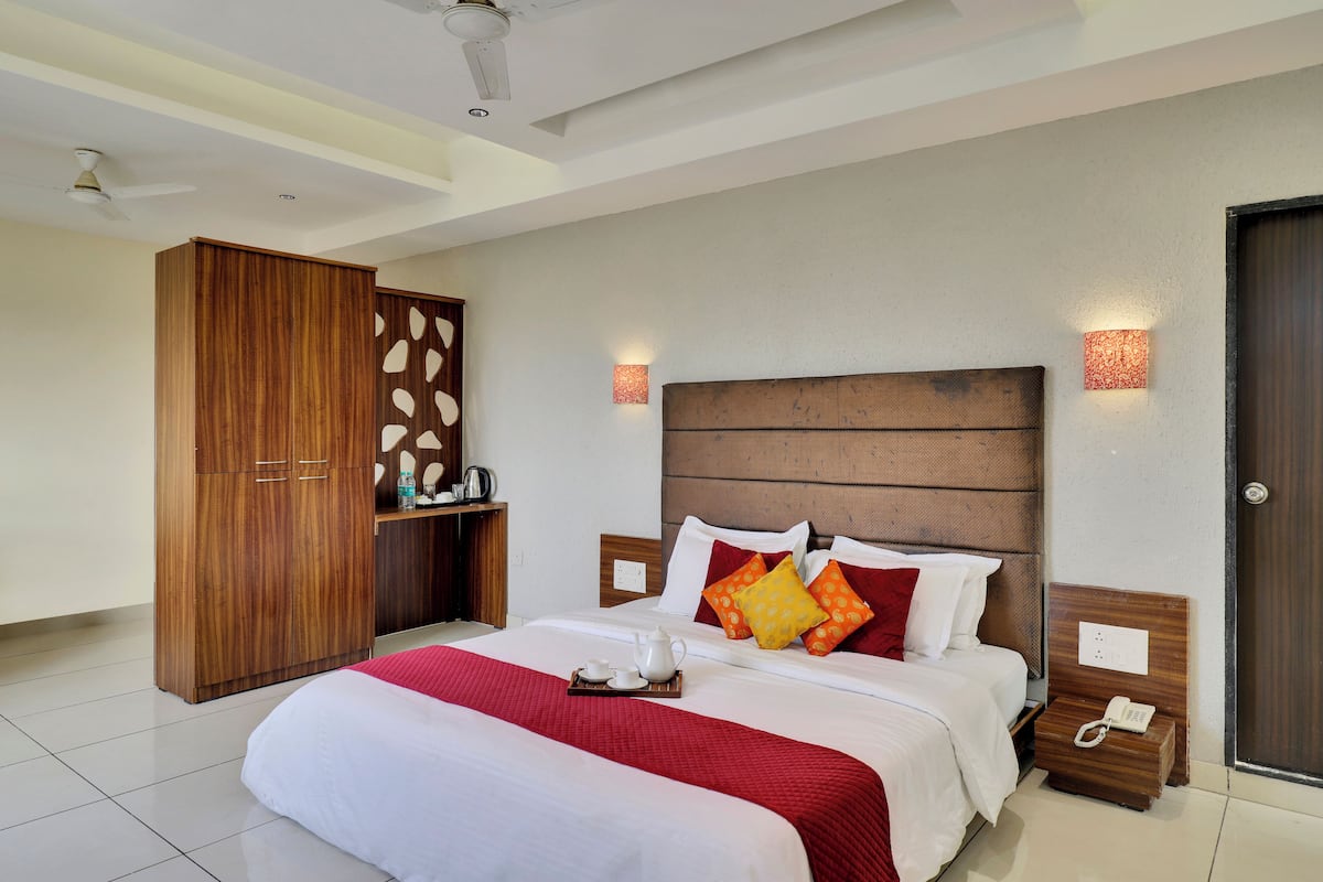Superior Double Room, 1 Bedroom, Pool View, Poolside | Premium bedding, down duvets, in-room safe, individually decorated