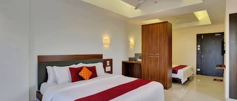 Perhehuone | Ylelliset vuodevaatteet, untuvapeitot, tallelokero huoneessa