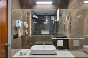 Dusche, kostenlose Toilettenartikel, Handtücher, Shampoo