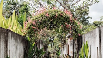 Villa | Woonruimte | Een 32-inch flatscreentelevisie met kabelzenders en ledtelevisie