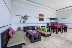 Two Bedroom Villa with Private Pool | Área de sala de estar | Televisión de pantalla plana de 32 pulgadas con canales por cable 