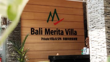 Villa | Woonruimte | Een 32-inch flatscreentelevisie met kabelzenders en ledtelevisie