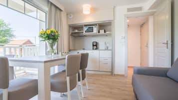 Standard Studio | Private kitchen | Fridge, microwave, stovetop, dishwasher