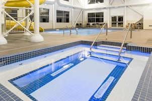 Indoor pool, sun loungers