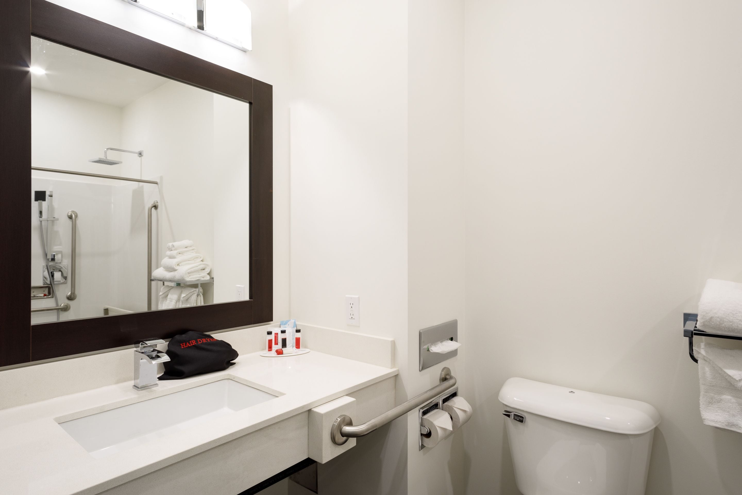 combined shower/bathtub, free toiletries, hair dryer, towels