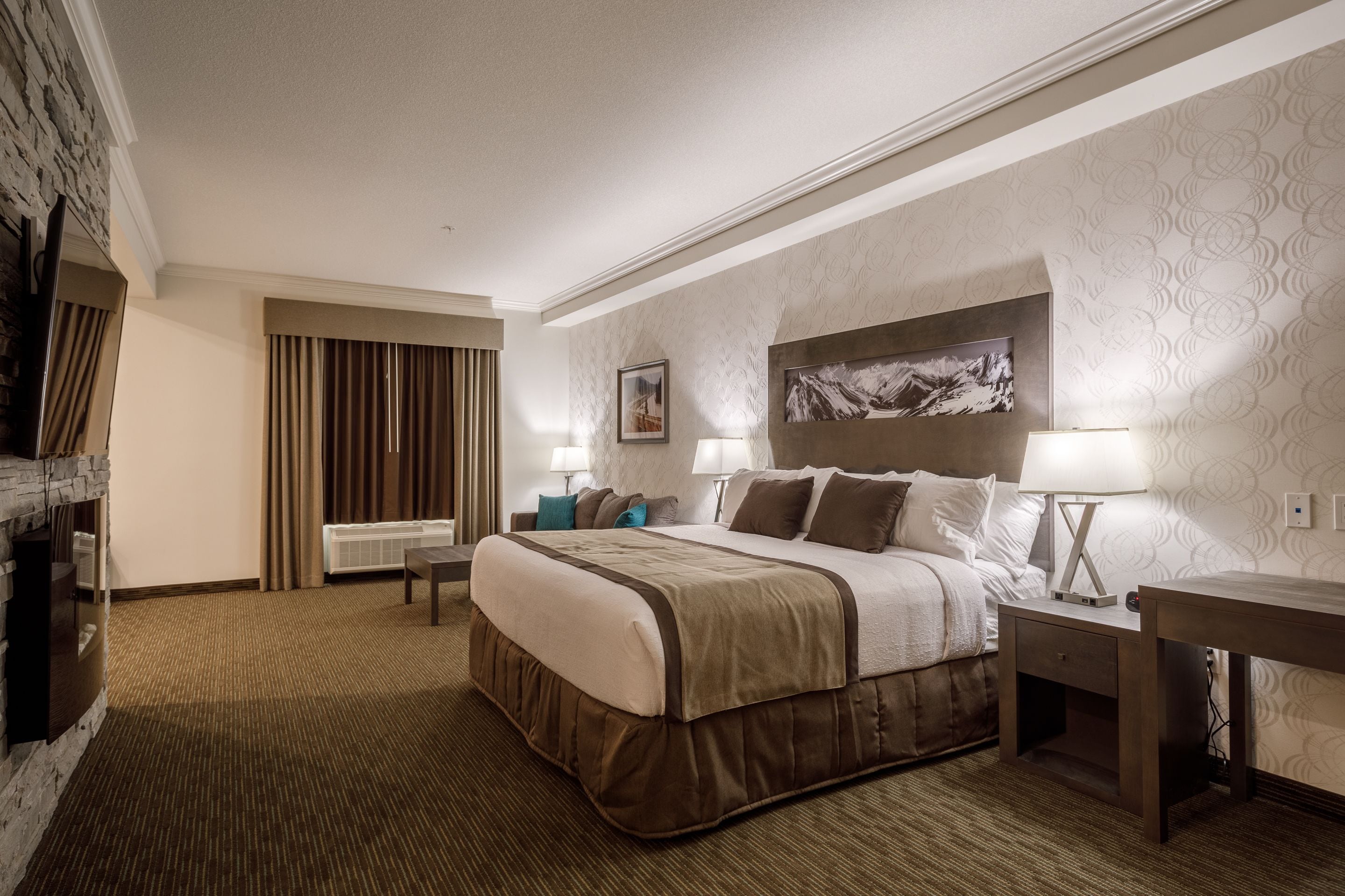suite, 1 king bed, non smoking, hot tub | in-room safe, desk, laptop workspace, soundproofing