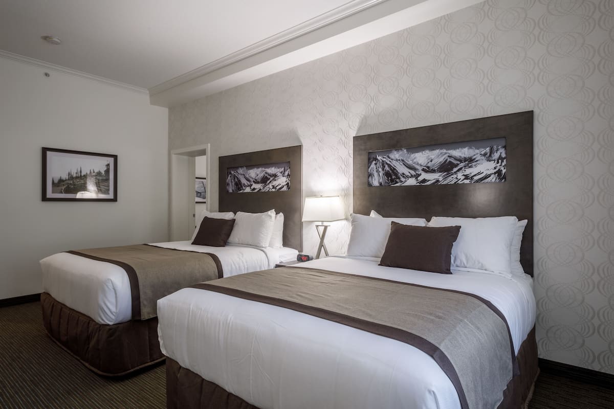 Suite, 2 Bedrooms, Non Smoking, Refrigerator & Microwave (1 King and 2 Queen)