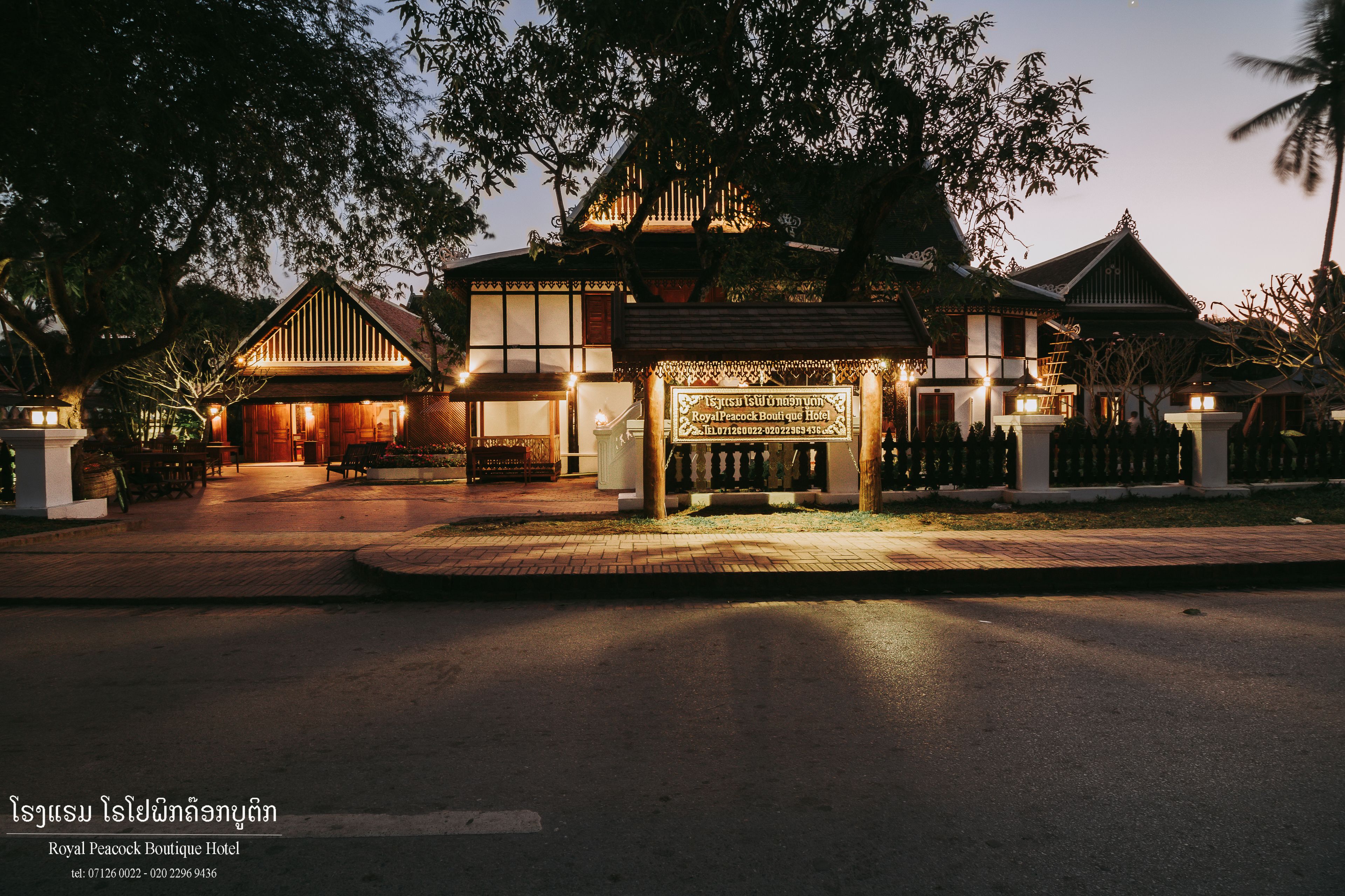 breakfast, lunch, dinner served; international cuisine