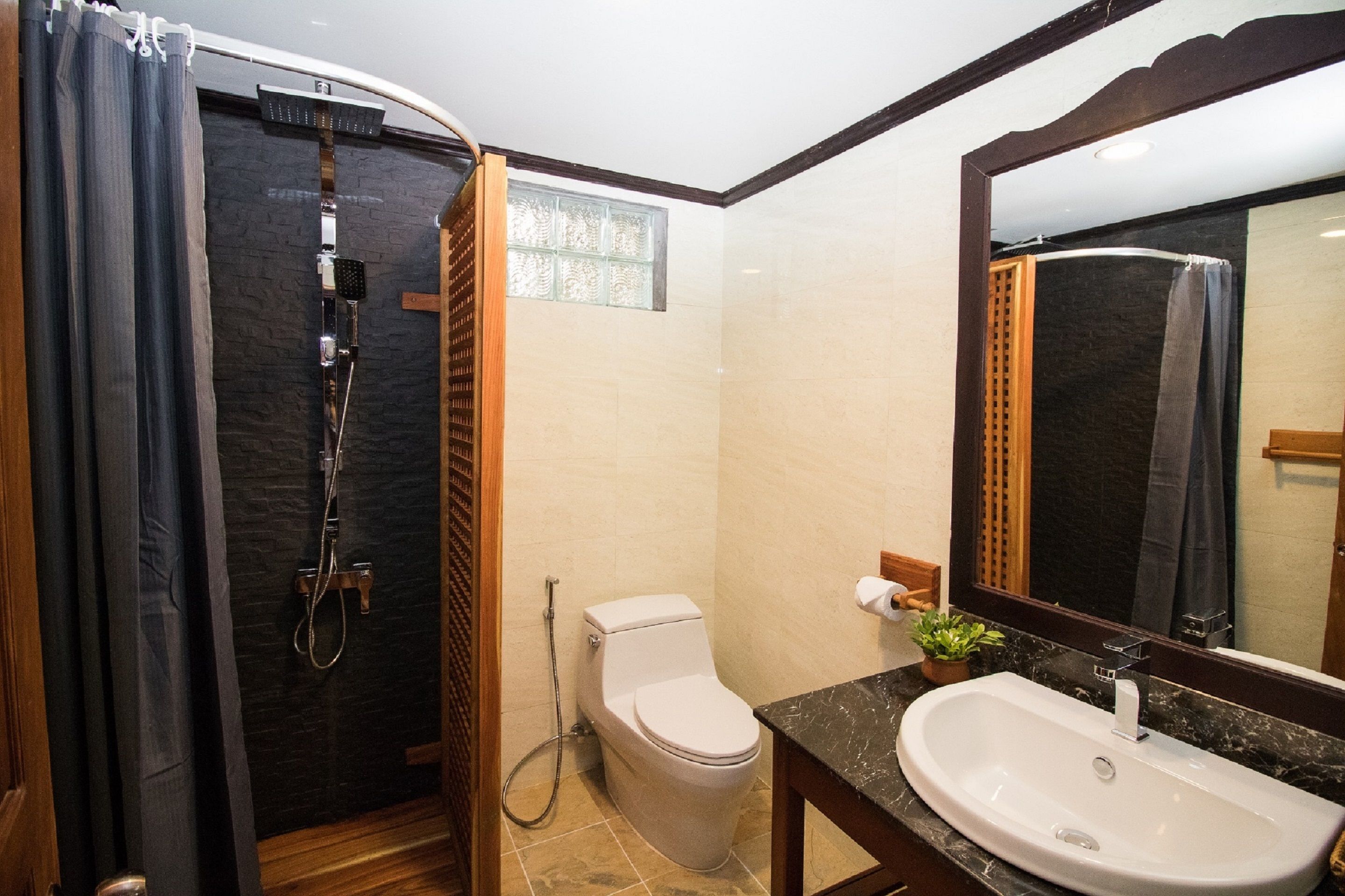 deluxe twin room | premium bedding, minibar, in-room safe, desk