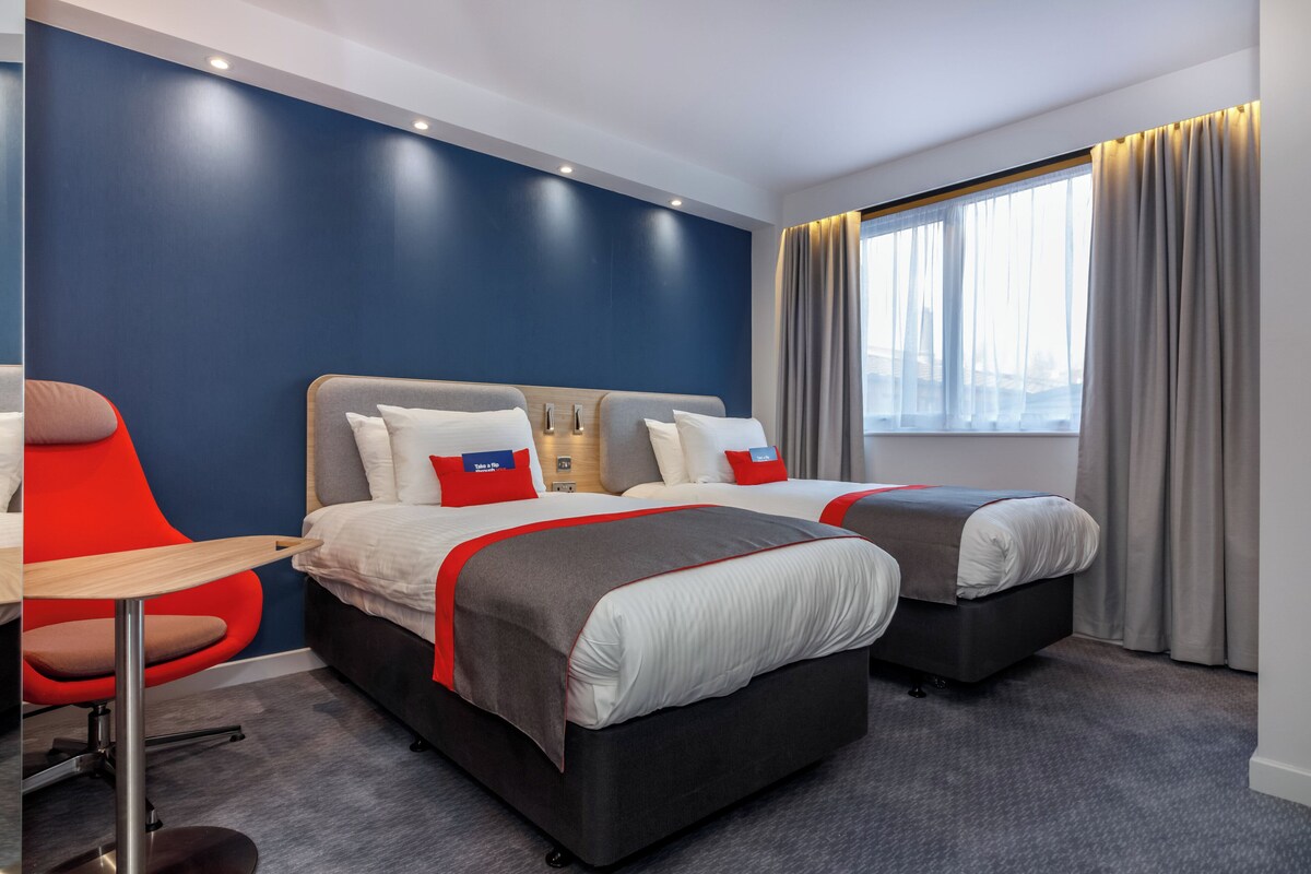 Standard Room, 2 Single Beds (with Free Hot Breakfast) | Desk, blackout curtains, iron/ironing board, free cots/infant beds