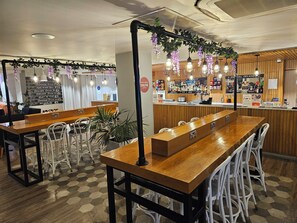 供應早餐及晚餐