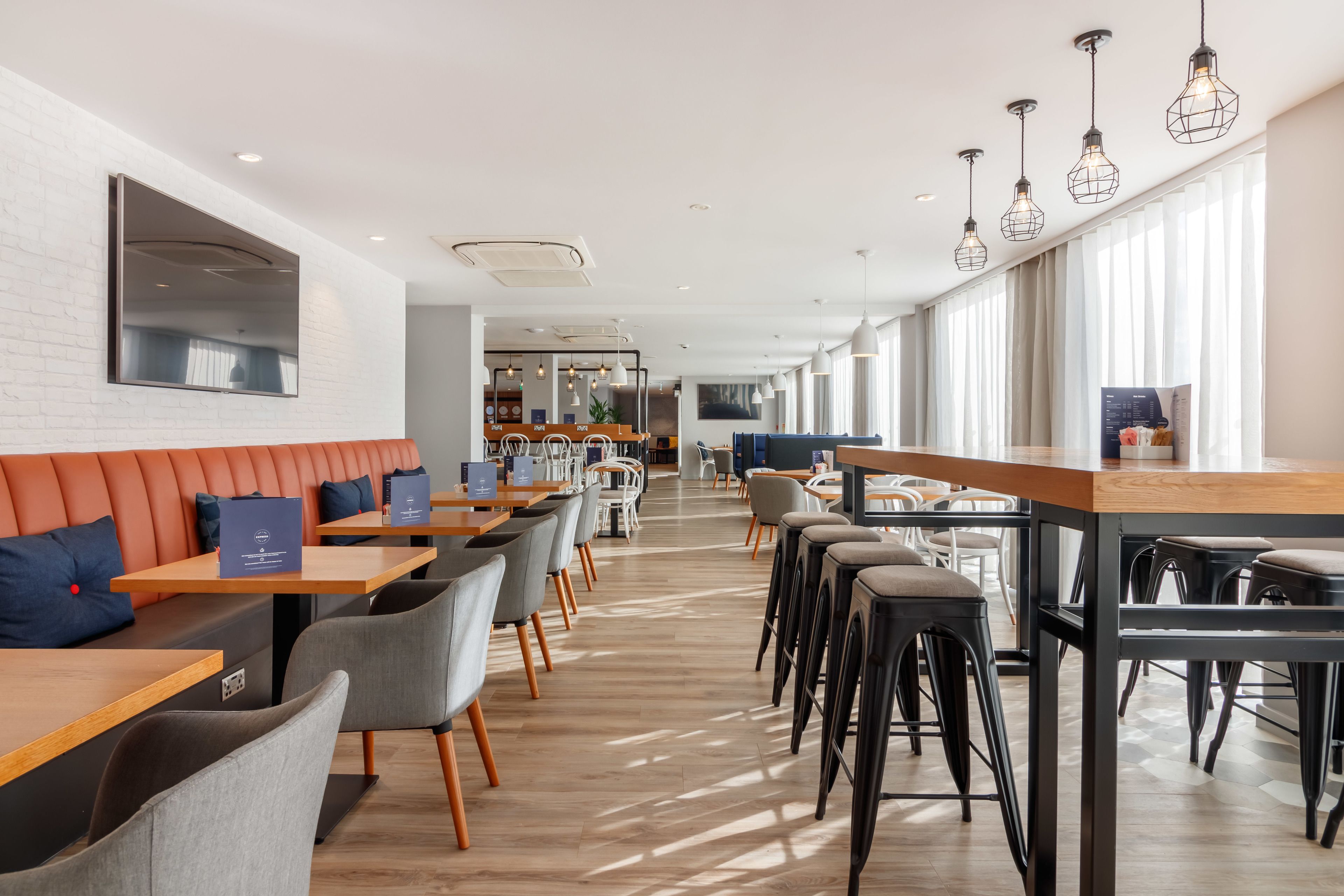 Breakfast and dinner served