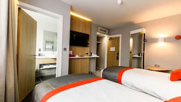 Escritorio, cortinas blackout y tabla de planchar con plancha