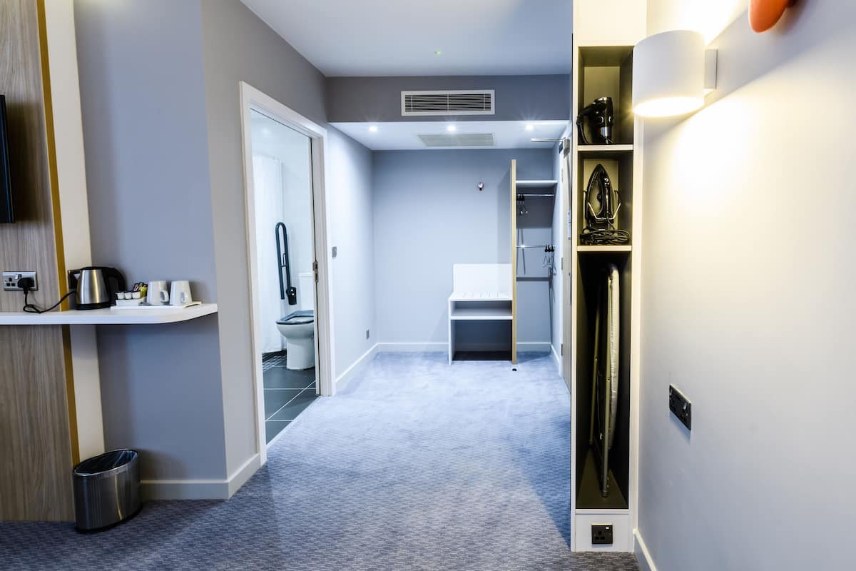 room, 1 double bed, accessible (with free hot breakfast) | 1 bedroom, desk, blackout curtains, iron/ironing board