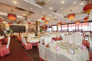 Lunch and dinner served, Chinese cuisine - Yu Zhu Wan Hotel (Guangzhou)
