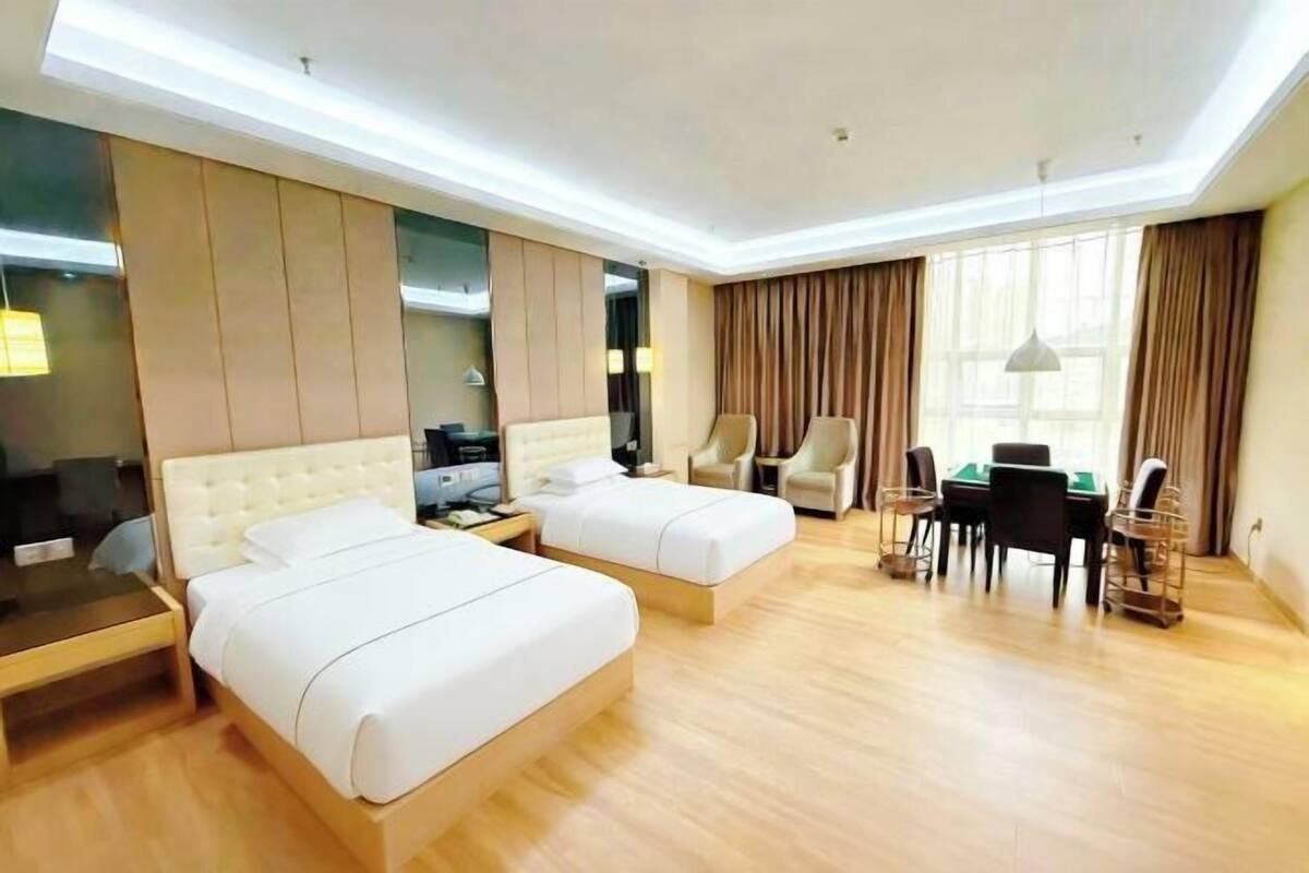 Premium bedding, minibar, in-room safe, desk