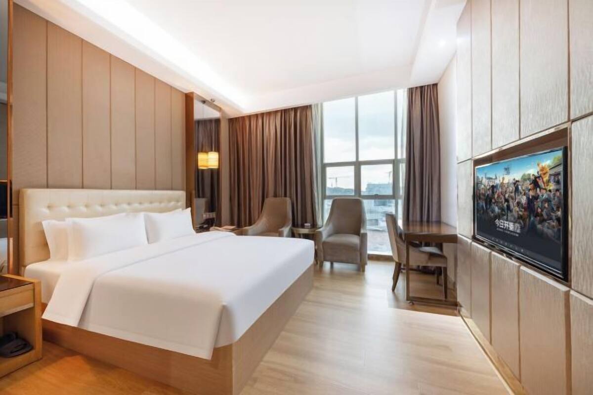 Premium bedding, minibar, in-room safe, desk