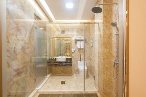 Dusche, kostenlose Toilettenartikel, Haartrockner, Hausschuhe