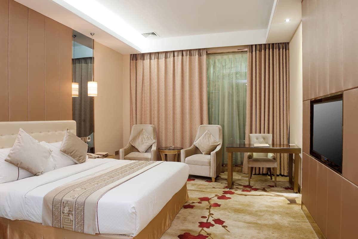 Deluxe Single Room, No Windows | Peralatan tempat tidur premium, bar mini, peti besi dalam bilik, meja